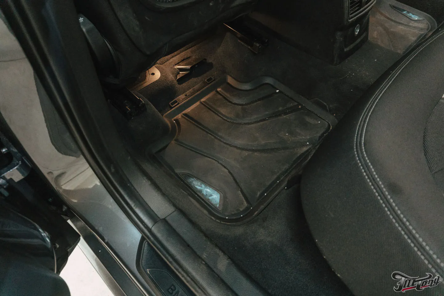 Химчистка салона и мойка подкапотного пространства BMW X1